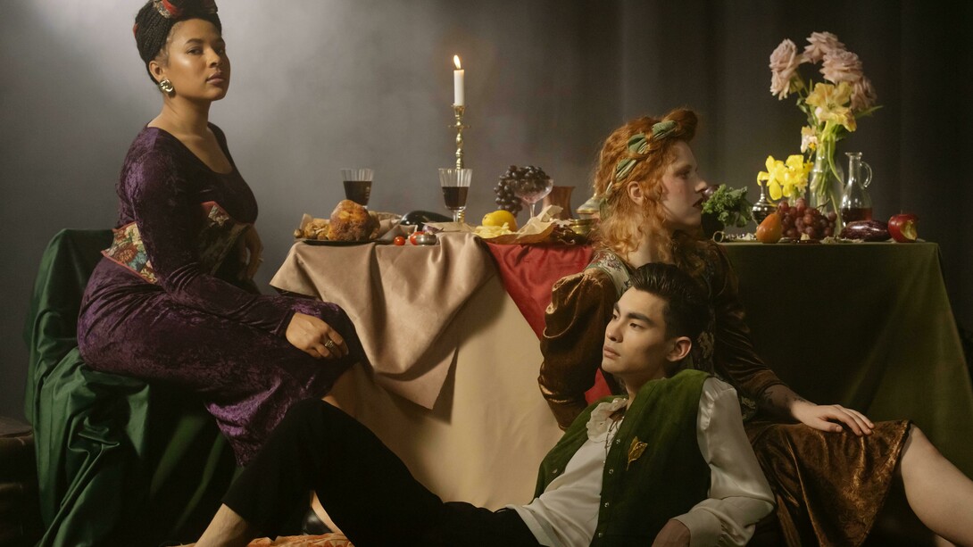 O anacronismo narrativo é um fenômeno que ocorre quando elementos próprios de uma época são inseridos em contextos temporais nos quais não existiam. Embora possa ser usado de forma criativa e intencional para gerar diálogos entre passado e presente, o uso equivocado ou acrítico do anacronismo se torna um risco sério, especialmente ao analisar obras antigas ou criar narrativas ambientadas em tempos históricos