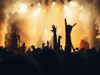 Folla ad un concerto. Ci sono gruppi rock che scrivono testi densi di politica, di un’intelligenza e profondità rari, ma a nessuno viene in mente di definire la loro musica come “canzone d’autore”