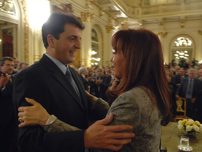 Le président argentin sortant Sergio Massa, salue Cristina Fernandez, 2008. Tous les indicateurs socio-économiques du pays sont au rouge et s’aggravent depuis une douzaine d’années © By Presidencia de la Nación Argentina, CC BY 2.0