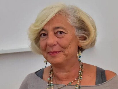 Alessandra Kustermann è laureata in Medicina e Chirurgia, specializzata in Ostetricia e Ginecologia