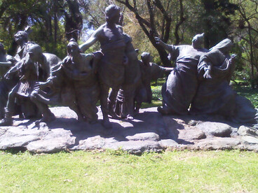 Hoy asociamos el roscón con la Epifanía cristiana; mas sus raíces se hunden mucho más atrás en el tiempo. Ernesto Biondi (1854-1917) "Saturnalia". 1909. Jardín Botánico de Buenos Aires, Argentina