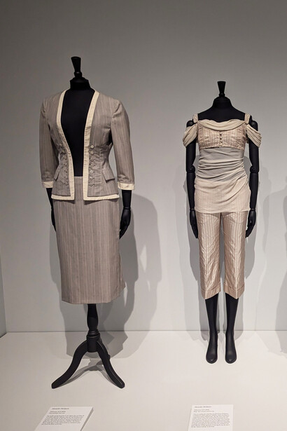  La película muestra su recorrido desde sus primeros aprendizajes en la sastrería de Savile Row, su formación en Central Saint Martins y el impulso decisivo que significó el apoyo de su mentora Isabella Blow, editora de British Vogue. Lee Alexander McQueen creaciones