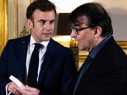 Javier Cercas, et Emmanuel Macron. L'entretien substantiel avec Javier Cercas extrait l’impression que le Président Macron s’aligne sur ceux qui bien que frôlant l’abime vers lequel ils nous poussent, pensent que les grandes transes et les dangers provoqués par les crises constituent également une excellente occasion de corriger le cap initial et de placer le navire dans la bonne direction © El Pais