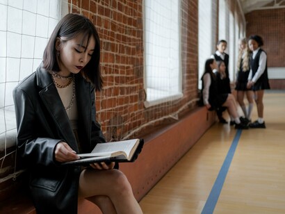 A young woman focused on studying, wanting to achieve her best in her academic carrier 