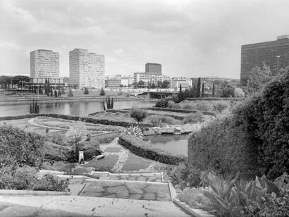 Le Torri delle Finanze e la sede dell'E.N.I. viste dal Giardino delle Cascate, 1965 ca. Archivio Storico Fotografico EUR S.p.A.