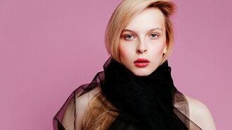 A transparência sempre se renova na moda e volta com elementos diferentes trazendo uma cara nova ao que já vimos e agora a essa transparência vem principalmente com peças fluidas, já que os tecidos mais transparentes são leves essa é uma ótima forma de aproveitar a característica do material e unir a um elemento extra na peça