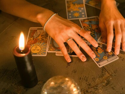 Tiragem de tarot. Muitos autores acreditam que a figura da Papisa faça alusão a um fato histórico, ou melhor, lendário, que ocupa um lugar notável na literatura da Idade Média: a pretensa existência de um Papa do sexo feminino. A tradição popular diz que uma mulher ocupou a cadeira de São Pedro sob o nome de João VIII