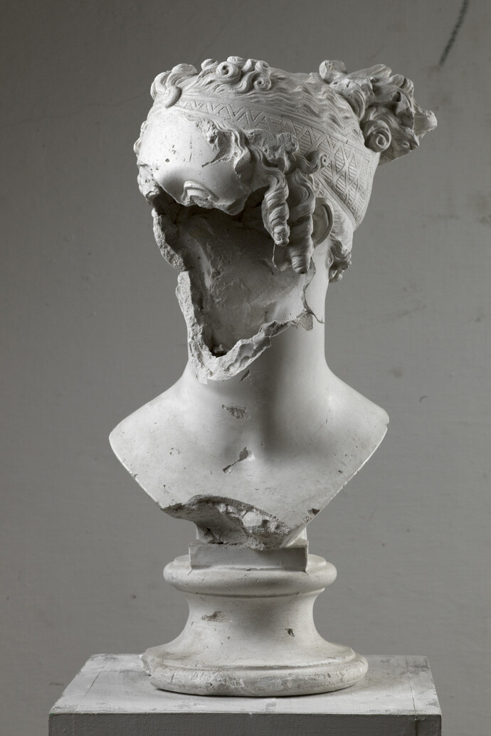 Antonio Canova, Testa di Tersicore (gesso danneggiato durante i bombardamenti del 1917). Gesso, 85 x 30 x 27 cm. Possagno (Treviso), Museo e Gipsoteca Antonio Canova. Foto: Giovanni Porcellato