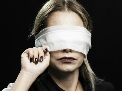 Mulher angustiada, com olhos vendados. Sempre que me recordo desta passagem fico imaginando que, às vezes, em nossas vidas, batemos em uma retirada suicida como aquele cachorro. Sim, mesmo sendo seres racionais, dotados de uma inteligência muito superior, também é possível que por medo ou falta de confiança, façamos a opção de não tratar e sim ocultar certas dores, especialmente as de nossa alma. E em nosso escuro interior, aprisionada e solitária, a dor cresce ou, no mínimo, não arrefece



