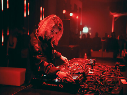 DJ en un evento. La celebración se extiende por todo el país, atrayendo tanto a locales como a extranjeros