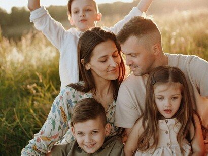 Era um domingo quente de verão. Roma, a dona do sítio, também tinha um filho, o Moacir, que marcava presença por lá no dia. Ao chegar ao local, a família do seu Ado foi recepcionada pela proprietária, que já estava em trajes de banho, indicando que o dia começaria na água. Roberta, com 30 e poucos anos, já conhecia o que a vida pode proporcionar de bom e, ao olhar para Moacir, que também os recepcionava, ficou interessada