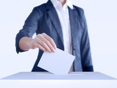 Persona ejerciendo su derecho al voto