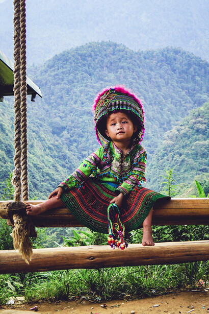 Menina com a vestes tradicionais de Sapa, no norte do Vietname