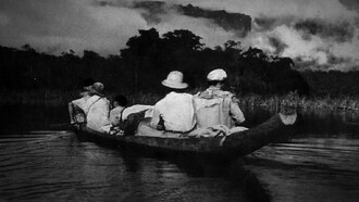Río arriba en el Carrao, con el Auyantepui al fondo. Foto Ruth Robertson. Colección Biblioteca Nacional de Venezuela