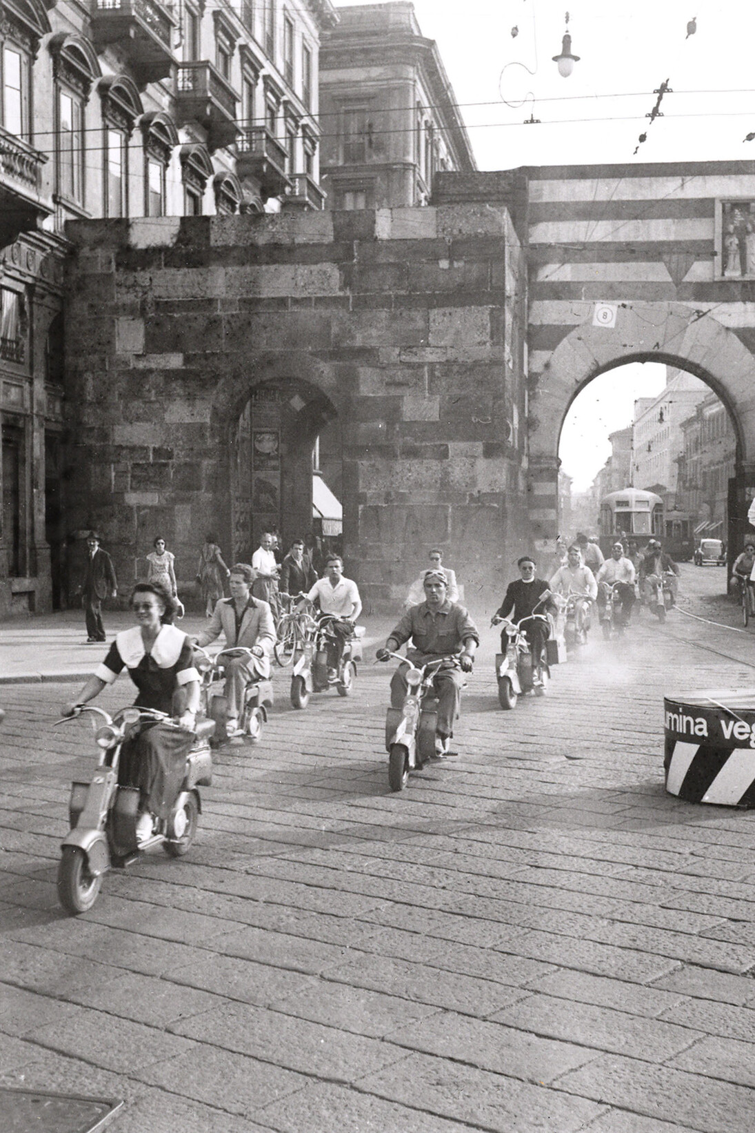Lambrette in piazza Cavour anni '50. Courtesy of Palazzo Morando