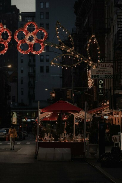 Little Italy, New York, Stati Uniti d'America. Tra la fine del XIX e l’inizio del XX secolo, gran parte della comunità italiana, specie quella proveniente dal Mezzogiorno, emigra negli Stati Uniti in cerca di un miglior status economico