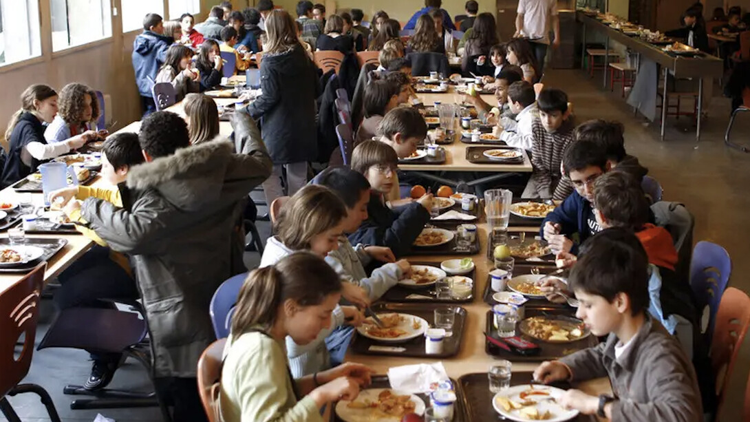 Bandejas antes de terminar de comer y abandonar la cantina