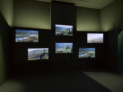 John Akomfrah, Escuchando toda la noche la lluvia, vista de exhibición. Cortesía del Museo Thyssen-Bornemisza