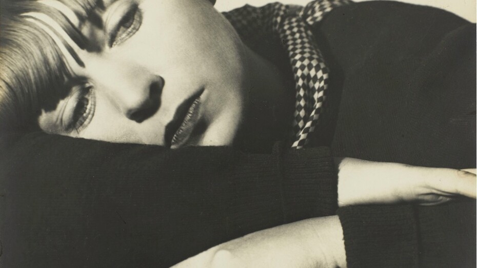 Florence Henri, Portrait Composition, Tulia Kaiser vers 1930, Épreuve gélatino-argentique d’époque, 23 x 29,2 cm, Achat grâce au mécénat de Yves Rocher, 2011. Ancienne collection Christian Bouqueret. Centre Pompidou, Paris, Musée national d'art moderne/Centre de création industrielle, Florence Henri © Galleria Martini & Ronchetti, Photo © Centre Pompidou, Mnam-Cci, Dist. Rmn-Grand Palais/Georges Meguerditchian