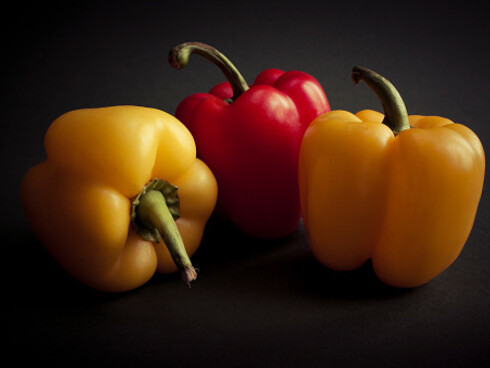 La produzione dovrebbe prediligere la coltivazione di cereali, legumi, frutta e verdura il cui impatto complessivo sull’ambiente è molto minore rispetto all’allevamento di animali