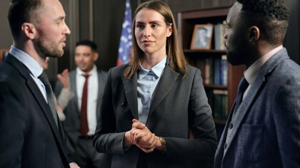 Políticos reunidos em uma discussão comercial