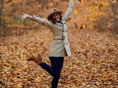 Mulher feliz. Ao entender a transição de sentimentos complexos durante um conflito, você pode obter insights profundos sobre suas próprias reações e as dos outros. Isso permite uma maior empatia e uma capacidade aprimorada de lidar com situações emocionalmente carregadas