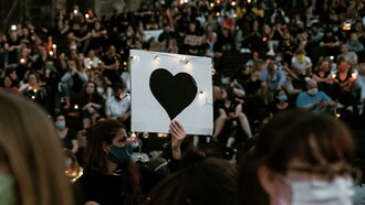 Por que não saímos da bolha?  O sarcasmo aqui não é riso leve, mas defesa, espada e escudo ao mesmo tempo. Ele nasce do cansaço de quem já não tolera a hipocrisia travestida de “civilização”. Ora, ora meus caros leitores e amigos; criticamos os viciados e ficamos tal como eles — implorando por drogas lícitas (lê-se liberadas pelo governo) nas farmácias da vida quando ainda estamos sem o receituário em mãos
