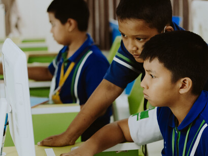 Alunos interagem sobre aprendizado em rede de computadores