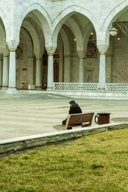 Antes de volver a sentarse, dobla en cuatro la frazada más gruesa y la extiende sobre el respaldo y el asiento con parsimonia, quizá intenta proteger su zona lumbar