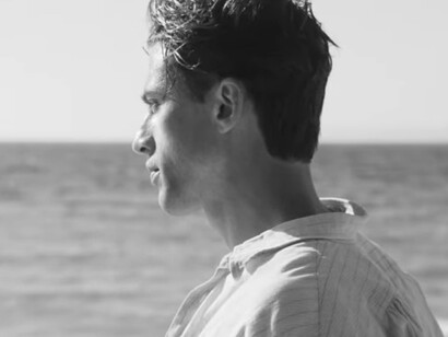 Sia Camus che Ozon difendono l’integrità radicale di un uomo incapace di mentire, nemmeno davanti alla morte. Una scena dal trailer con Benjamin Voisin che interpreta Meursault