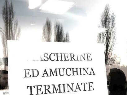 Un cartel advirtiendo de la falta de mascarillas en una farmacia italiana