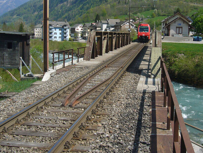 Los trabajadores alemanes le reprochaban: "Immer spazieren". Estación de Rüti y puente sobre el río Linth, Suiza