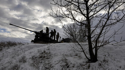 Soldados ucranianos miran hacia las posiciones rusas sobre un arma antiaérea el 14 de febrero, cerca de Bakhmut, Ucrania