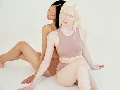 Modelos posam em roupas de baixo