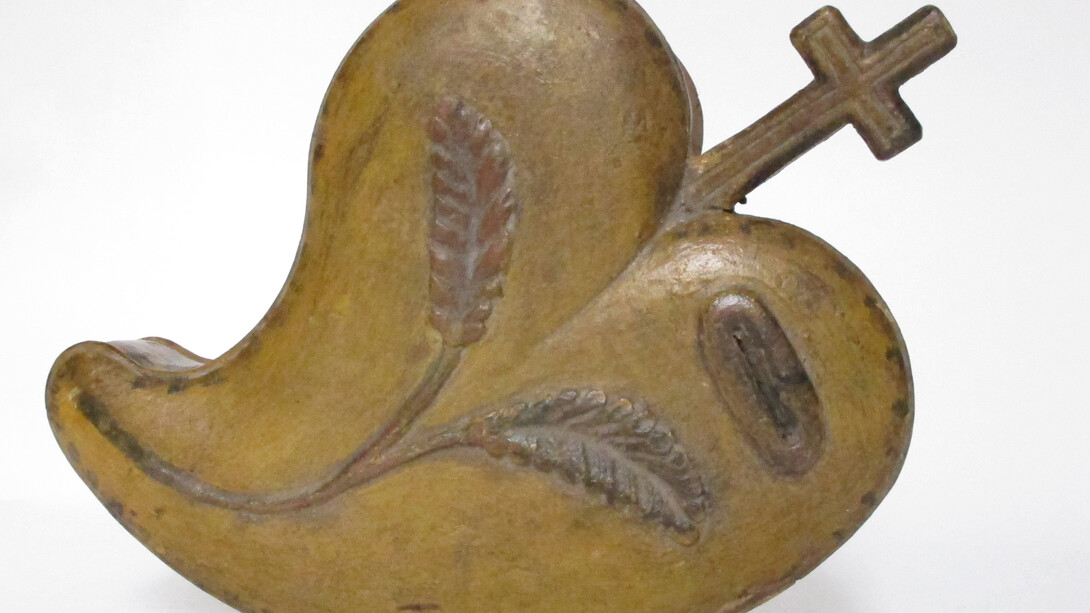 Elemosiniere di confraternita a forma di cuore in legno laccato, XVII secolo