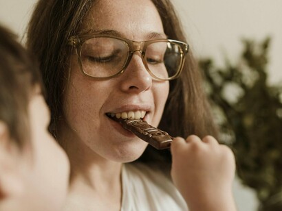 Mãe e filho comendo chocolate. A comida é um gatilho de memórias emocionais e, em um curto espaço de tempo, somos transportados de volta àquela época, a cada mordida, por meio dos sentidos