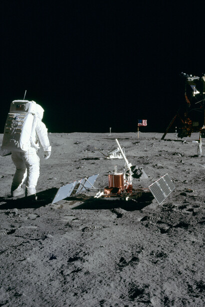 Buzz Aldrin en la superficie lunar con el módulo lunar (LM) Eagle durante la actividad extravehicular del Apolo 11