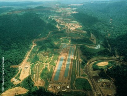 Miniera Carajás, Brasile nord orientale. La sua ferrovia attraversa la foresta del popolo Awá, la tribù più minacciata del mondo, aprendo la porta alle invasioni. Fotografia © Peter Frey/Survival International
