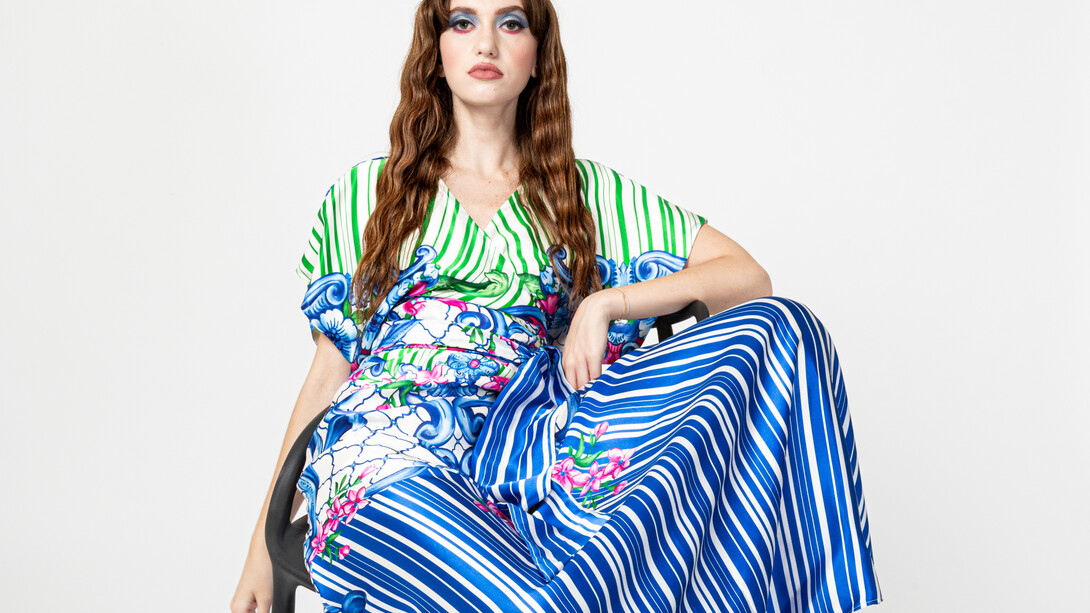 Abito lungo in seta raso stampa barocco con righe