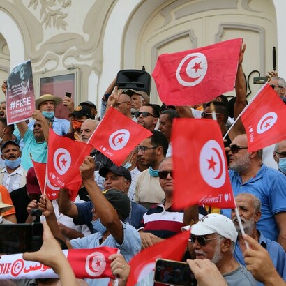Les manifestants accusent le gouvernement et le président Kais Saied d'utiliser le système judiciaire et la police pour réprimer toute forme de dissidence et consolider un pouvoir personnel et autoritaire