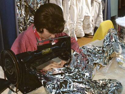 Un dipendente della ILC Industries cuce insieme strati di plastica alluminata durante il
assemblaggio di una tuta spaziale da utilizzare nel programma spaziale Apollo della NASA, Dover, Delaware,
1968. Photo: Ralph Morse/The LIFE Picture Collection/Getty Images