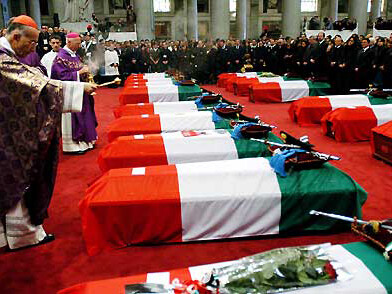 Funerali di stato dei caduti di Nassiriya. Un momento dei funerali di Stato degli Italiani caduti a Nassiriya, nella Basilica di San Paolo, Roma, Italia, alla presenza del Presidente Ciampi, della moglie Franca e di tutte la Alte Cariche dello Stato, (2003)