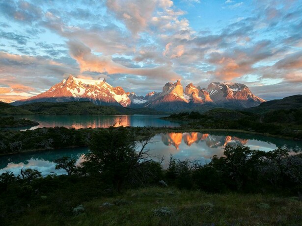 Raúl Ruiz decía que los chilenos mantenemos una relación singular con lo fantástico: las cosas más insólitas ocurren delante de nosotros y, sin embargo, rara vez nos permitimos que nos asombren. Las Torres del Paine, dicen que es el lugar más lindo de la Tierra, Chile