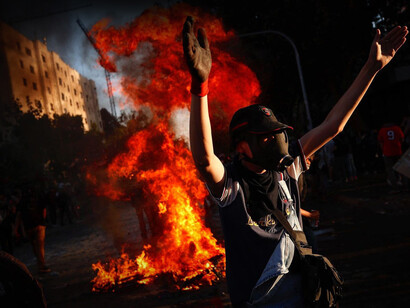 Manifestante chile durante el Estallido Social en 2019 en Chile