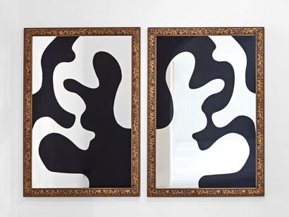 Vortice-dittico. 2010-2013.
Espejo negro y plateado, madera dorada. Díptico: 203 x 143 cm cada una.
Obra única.
Cortesía de Galleria Continua