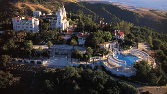 Vista sull'intero complesso che forma Hearst Castle, California (USA)