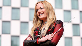 Eímear Noone es una directora de orquesta y compositora irlandesa