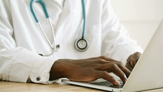 A telemedicina é a prática de fornecer cuidados médicos à distância, utilizando tecnologias de comunicação, como vídeo, áudio e até mesmo mensagens de texto. A principal vantagem desse modelo é a capacidade de conectar pacientes a médicos ou especialistas sem a necessidade de estar fisicamente presente no consultório ou hospital. Isso pode ocorrer através de consultas virtuais, monitoramento remoto de condições de saúde, e até exames que são realizados à distância