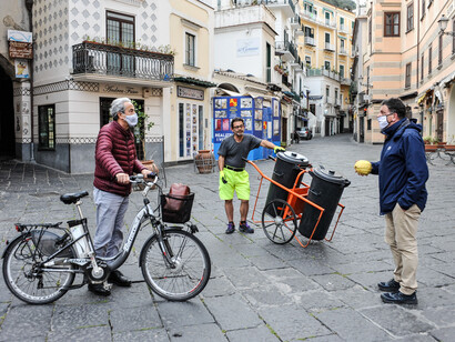 Amalfi, 6 maggio 2020, Tre residenti mantengono la distanza di sicurezza in una Piazza Duomo deserta, (Chris Warde-Jones / The Daily Telegraph)