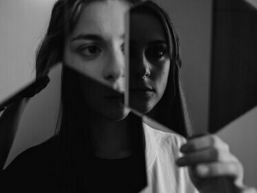 Mulher com espelhos. A paixão quando pega de jeito faz o maior escarcéu, vira até perseguição, ou coisa pior, quantas pessoas morrem ou matam em nome do que chamam de amor nesse mundo de meu Deus? Um bom tanto, crimes passionais podem ser motivados por ela, a dor da perda ou a iminência dela, torna a pessoa depressiva e no auge da depressão vem o ato trágico impensado